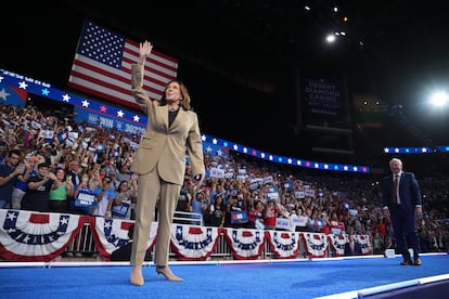 Kamala Harris y Tim Walz saludan a simpatizantes demócratas durante un mitin en Glendale (Arizona), el pasado 9 de agosto.