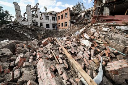 Restos ayer jueves de un colegio destruido por un bombardeo ruso en la línea del frente en Orikhiv, en la región de Zaporiyia.