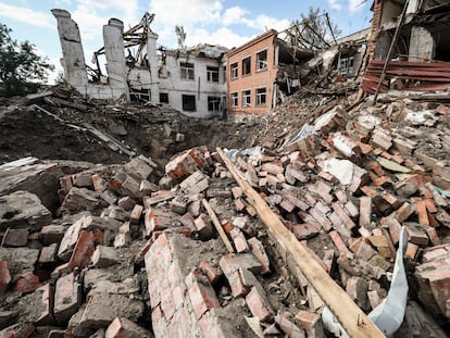 Restos ayer jueves de un colegio destruido por un bombardeo ruso en la línea del frente en Orikhiv, en la región de Zaporiyia.