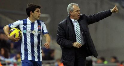 Aguirre da unas indicaciones Javi López ante el Sevilla.