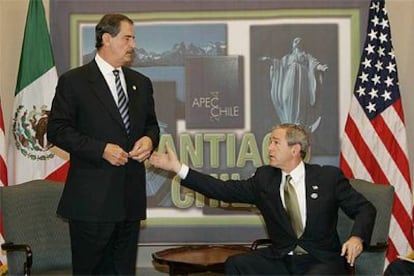 El presidente estadounidense, George W. Bush, y su homlogo mexicano, Vicente Fox, ayer en Santiago de Chile.