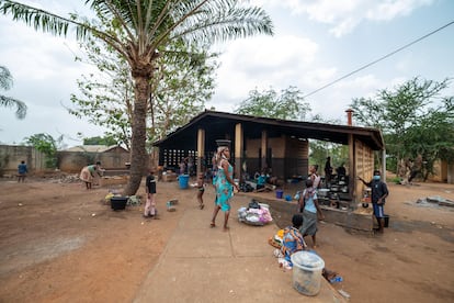 Estas son las cocinas del CDTUB de Lalo. En Benín y en África en general los hospitales no cuentan con servicio de comidas en las habitaciones; los pacientes dependen de sus familiares para que les cocinen y alimenten. Este papel lo asume casi siempre una mujer.