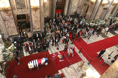 AME7561. MONTEVIDEO (URUGUAY), 14/05/2025.- Personas asisten al velorio del expresidente José Mujica, este miércoles en el Palacio Legislativo de Montevideo (Uruguay). El féretro de José Mujica arribó sobre las 13:15 hora local (16:15 GMT) al Palacio Legislativo de Montevideo, donde será velado en el Salón de los Pasos Perdidos por al menos 24 horas. EFE/Raúl Martínez