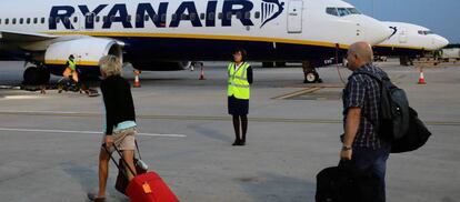  Pasajeros embarcan en un avi&oacute;n de Ryanair en el aeropuerto de Stansted (Londres). 