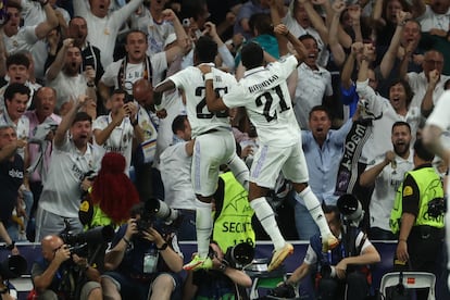 Los jugadores brasileños del Real Madrid Vinicius Jr. (i) y Rodrygo celebran el primer gol del equipo madridista durante el partido de ida de las semifinales de la Liga de Campeones ante el Manchester City
