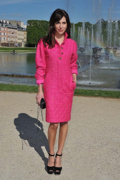 Caroline Sieber aportó una nota de color con este vestido rosa fucsia. 