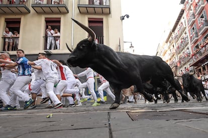 Los toros de Jandilla a su llegada a la curva de Mercaderes. 
