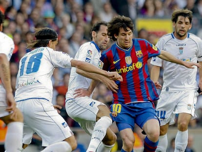 Messi, el pasado sábado, rodeado de jugadores del Xerez.