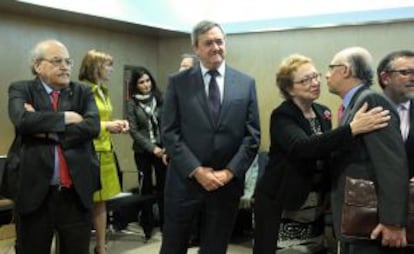Montoro saluda a la consejera andaluza Martínez Aguayo, en presencia de Mas-Collel y Aguirre.