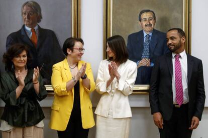 La vicepresidenta del gobierno Carmen Calvo (i), durante el acto de toma posesión de la directora del Instituto Mujer, Silvia Buabent (2i), de la delelegada del Gobierno para la Violencia de Género, Pilar LLop (2d), y del director general para la Igualdad de Trato y Diversidad, Ignacio Sola. 