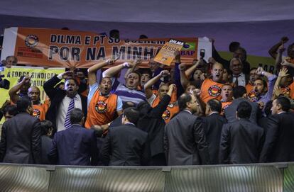 Manifestantes da For&ccedil;a Sindical no plen&aacute;rio da C&acirc;mara.