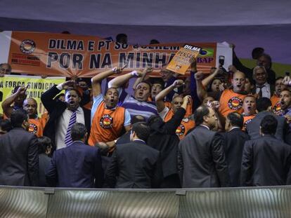 Manifestantes da For&ccedil;a Sindical no plen&aacute;rio da C&acirc;mara.