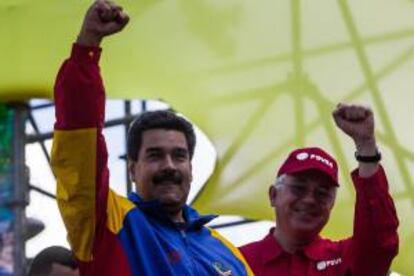 El mandatario venezolano, Nicolás Maduro (i), con el vicepresidente económico, Rafael Ramírez (d).