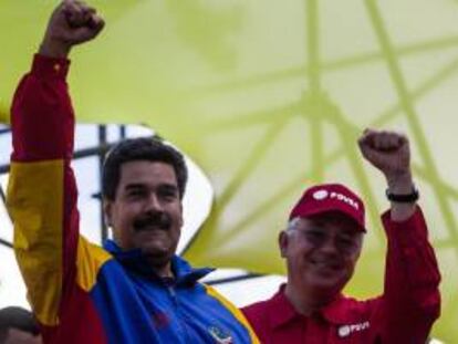 El mandatario venezolano, Nicolás Maduro (i), con el vicepresidente económico, Rafael Ramírez (d).
