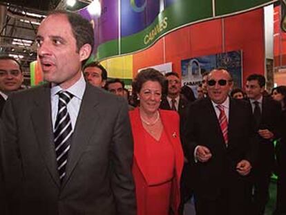 Francisco Camps, Rita Barberá y Carlos Fabra, ayer en Fitur.

La ex ministra Carmen Alborch, ayer en la feria de turismo de Madrid.