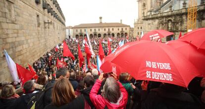 Los manifestantes por la sanidad pública este domingo en la Praza da Quintana de Santiago.