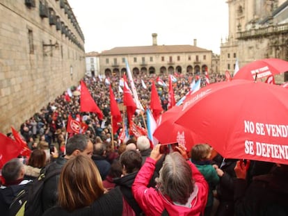 Los manifestantes por la sanidad pública este domingo en la Praza da Quintana de Santiago.