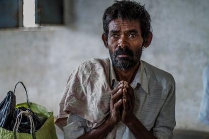 Venkatesh, de 45 años, también es vecino de Htpalli. Padece una tuberculosis extrapulmonar y toma píldoras, ampollas, inyecciones... Lleva un año en tratamiento y le quedan seis meses más. Él trabajaba liando cigarrillos y se notó febril y con más tos de lo normal un día que estaba en su puesto. Fue al hospital, donde le diagnosticaron. Antes fumaba mucho, pero lo ha dejado, aunque reconoce que le cuesta.