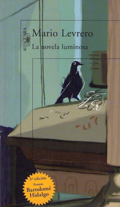 Levrero escreve sobre a escrita enquanto frustração, rotina, degrau em direção à luz, prática religiosa, conjuração diante da morte, doença, grafomania... Livro dentro do livro, ‘La novela luminosa’ é o resultado do ‘Diario de la beca’: a primeira é um pequeno anjo de Chagall com varizes, o segundo, o treinamento de um atleta. Levrero fala do autentico escritor anulando a fronteira entre autobiografia e ficção com misticismo, símbolos de pássaros e humor. A autocontemplação hipocondríaca de Levrero aborda o discurso literário ao mesmo tempo com reverência e com irreverência. Solidifica-se a escritura de um devoto que questiona Deus e que sabe que o doente da letra se assemelha a um enfermo. Que nós, os enfermos, desfrutemos da febre. / MARTA SANZ