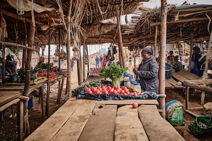 Suwavisi Ntakirutaimana trabaja en el puesto donde vende tomates, pimientos, cebollas y apio en el campo de refugiados de Dzaleka. Esta mujer recibe, como la mayoría de los habitantes del campo, 7.000 MK mensuales (7 euros). Le angustia que la llegada de 8.000 personas afecte a su negocio porque habrá más competencia, ya que todos realizarán actividades similares.