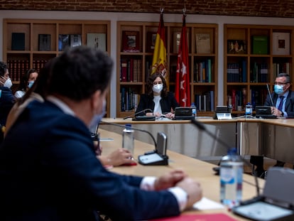 La presidenta Isabel Díaz Ayuso y el presidente de la FMM Guillermo Hita, el pasado 11 de mayo durante una reunión por la covid-19.