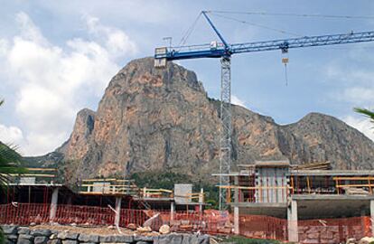 Obras de una nueva urbanización en Polop al pie del Monte Ponoch.