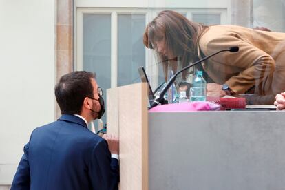El candidato de ERC, Pere Aragonès, y la presidenta del Parlament, Laura Borràs en el debate de investidura del 26 de marzo.