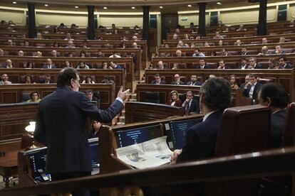 Mariano Rajoy contesta a Albert Rivera durante un debate en el Congreso.