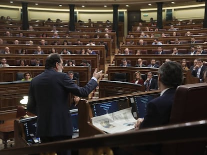 Mariano Rajoy contesta a Albert Rivera durante un debate en el Congreso. 