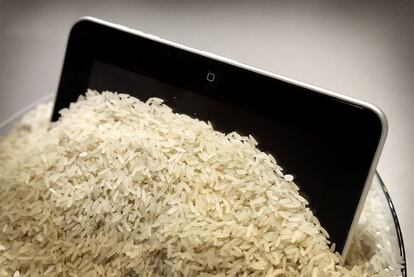 El iPad empapado resucitó tras estar 15 días enterrado en arroz.