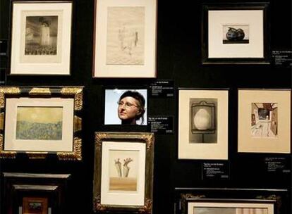 Una empleada de Christie's, rodeada de pinturas surrealistas que saldrán a subasta.
