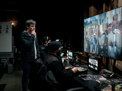 Nathan Fielder supervisando la casa de Angela en un momento de 'Los ensayos'.