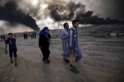 Varios civiles cerca de un checkpoint del este de Mosul este sábado.