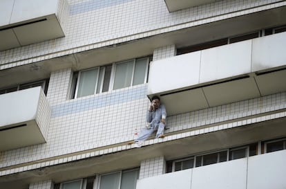 Un paciente rompe una ventana en un hospital en Changsha (China) y se encarama al edificio. Los bomberos lograron rescatar al hombre que sufría heridas por un accidente de coche.