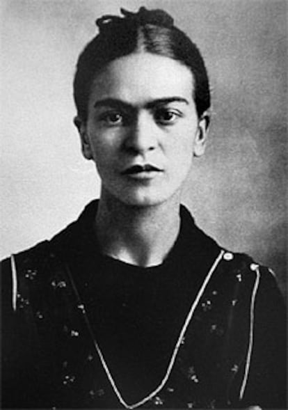 El mundo de la pintura perdió hace 50 años a Frida Kahlo, una mujer que imprimió en sus trazados pictóricos un color agrio marcado por el dolor y la presencia constante de la muerte. México recuerda su figura con una serie de exposiciones con obras y fotografías inéditas, como este retrato de Frida tras la muerte de su madre, en 1932.