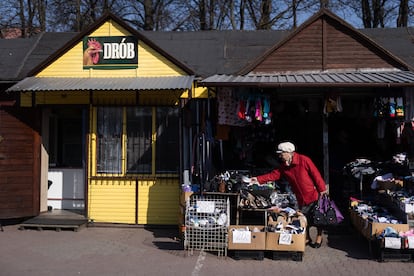 Una mujer hace la compra a primera hora de la mañana en el mercado municipal de la ciudad polaca de Suwalki.