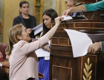 La candidata del PP a presidenta del Congreso, Ana Pastor, entrega su voto durante la elección a presidente de la Cámara Baja en la sesión constitutiva de las Cortes Generales de la XII legislatura.