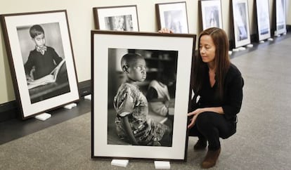 La fotógrafa Belén Serrano junto a algunas de las obras que expone en la Fundación ONCE.