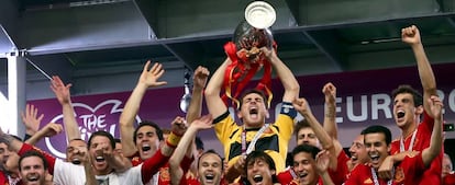 Casillas levanta la Eurocopa en 2012.