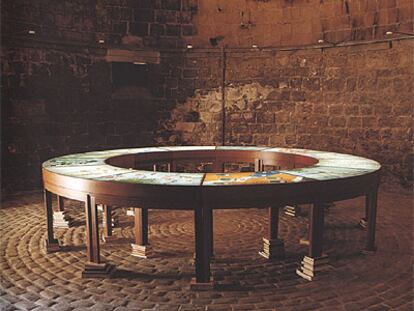 'La mesa de negociación' (1998), pieza de 'On translation', de Antoni Muntadas, presentada en 2002 en el Macba.