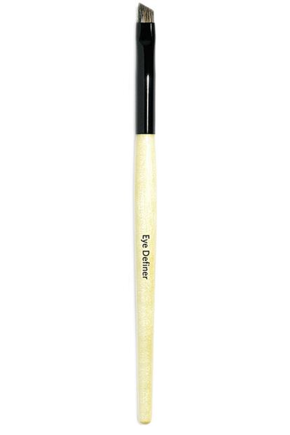 Si quieres conseguir un eyeliner perfecto este es el pincel adecuado. Es de Bobbi Brown (23 euros).