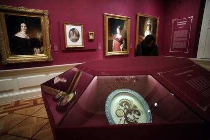 Una sala de la muestra 'Teje el cabello una historia. El peinado en el Romanticismo'. En primer término, cuadros hechos con mechones imitando ramilletes.