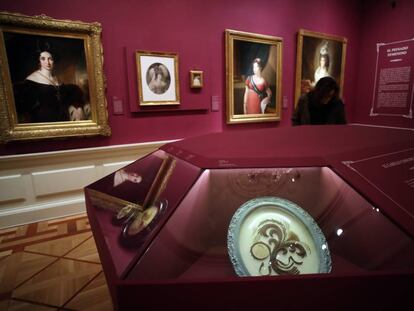 Una sala de la muestra 'Teje el cabello una historia. El peinado en el Romanticismo'. En primer término, cuadros hechos con mechones imitando ramilletes.