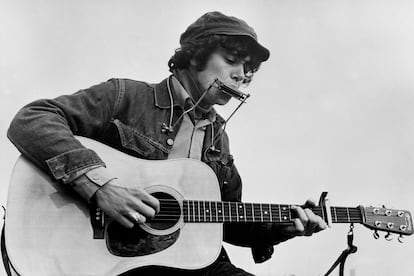 Cazadora tejana y guitarra, una combinación que funciona arriba y abajo del escenario. En la imagen, Donovan en su actuación en el Festval de Folk de Newport, en 1965.