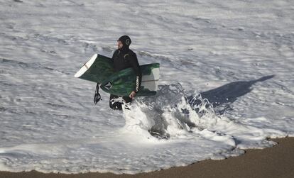 El portugués Alex Botelho sale del agua con la tabla rota. La violencia de las olas suele cobrarse cada día alguna plancha, que para este tipo de condiciones son más largas, más pesadas y con más volumen que las tradicionales.