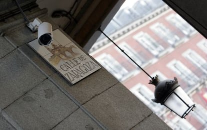 Una de las c&aacute;maras colocadas en la Plaza Mayor.