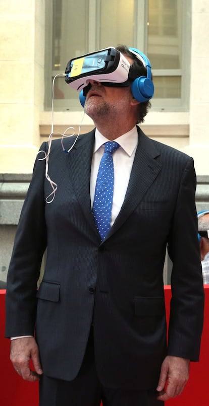 Mariano Rajoy prueba unas gafas de realidad virtual durante su visita la exposición del 40 aniversario de EL PAÍS, el 4 de mayo de 2016.