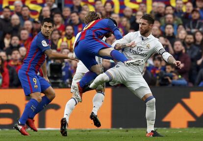 Sergio Ramos (derecha) del Real Madrid y Lionel Messi (centro), durante una jugada.