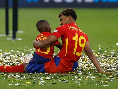 El jugador de la selección española, Lamine Yamal, en el césped del Olímpico de Berlín junto a su hermano pequeño tras ganar la Eurocopa.
