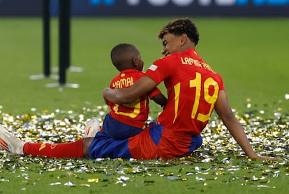 El jugador de la selección española, Lamine Yamal, con su hermano, tras ganar la Eurocopa. 